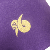 紫の風呂敷に金色で家紋の隅付けプリントをしたオリジナル風呂敷